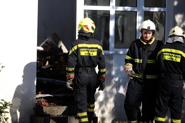 Požar progutao krov, kuhinju i menzu srednje &scaron;kole 'Braća Radić' u Ka&scaron;telima, a &scaron;teta je velika