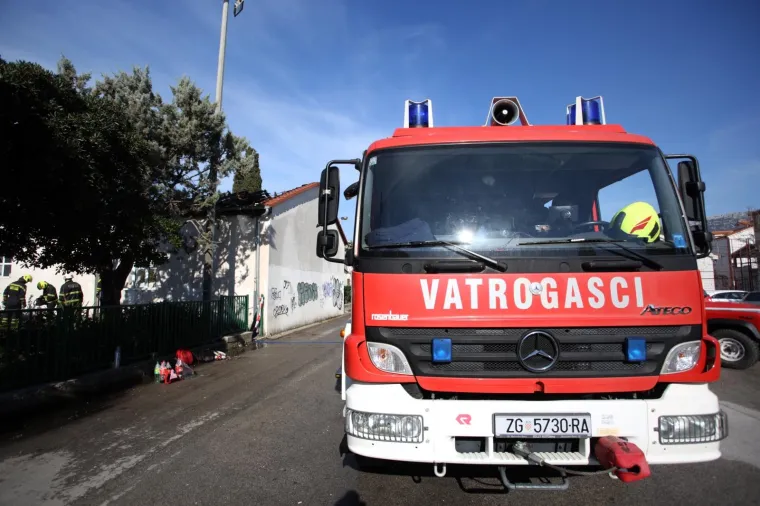 Požar progutao krov, kuhinju i menzu srednje &scaron;kole 'Braća Radić' u Ka&scaron;telima, a &scaron;teta je velika