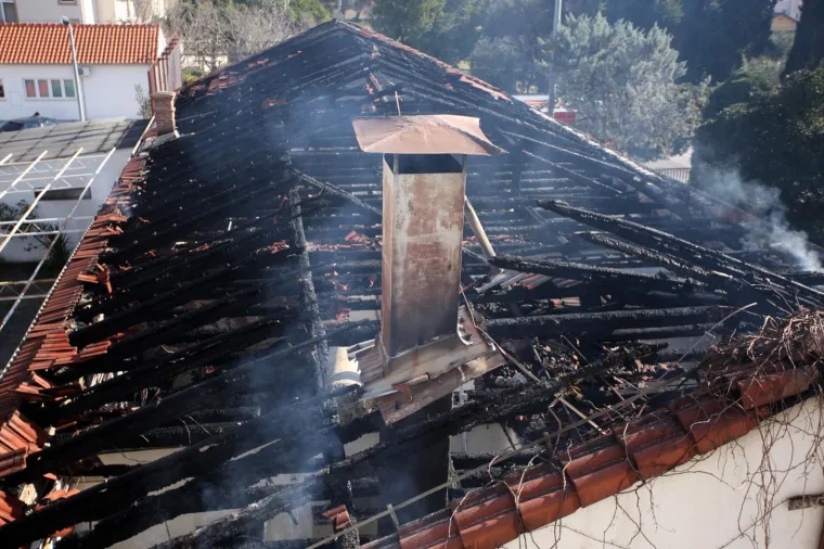 Požar progutao krov, kuhinju i menzu srednje &scaron;kole 'Braća Radić' u Ka&scaron;telima, a &scaron;teta je velika