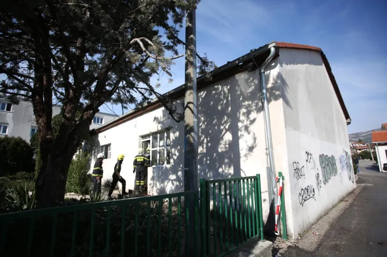 Požar progutao krov, kuhinju i menzu srednje &scaron;kole 'Braća Radić' u Ka&scaron;telima, a &scaron;teta je velika