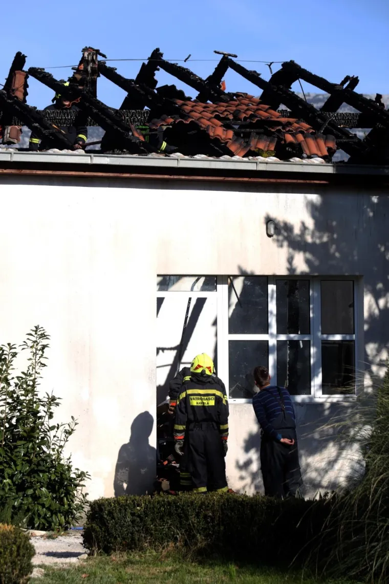 Požar progutao krov, kuhinju i menzu srednje &scaron;kole 'Braća Radić' u Ka&scaron;telima, a &scaron;teta je velika