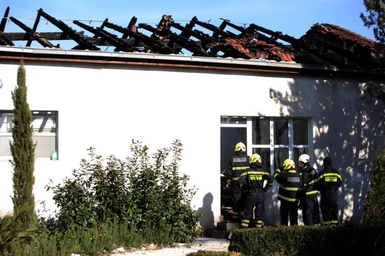 Požar progutao krov, kuhinju i menzu srednje &scaron;kole 'Braća Radić' u Ka&scaron;telima, a &scaron;teta je velika