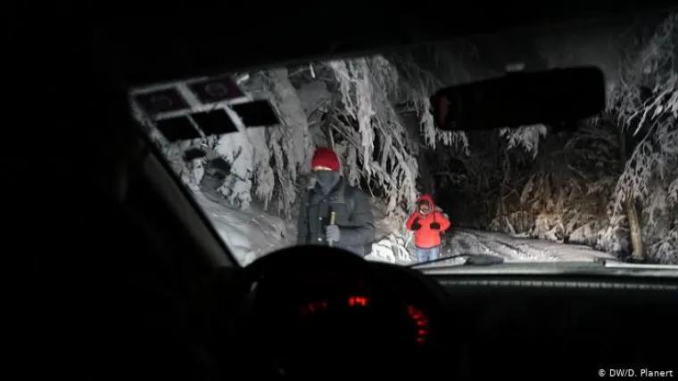 Trudnice i djeca u vrletima Plje&scaron;evice:
 Napadalo je oko 30 cm snijega. Brutalno je hladno. Ova skupina odustala je od poku&scaron;aja prelaska granice i želi se vratiti u Bihać. Otkrili su je pripadnici granične policije. Trudnica, dijete i mladić iz skupine su policijskim terencem vraćeni u izbjeglički kamp Međunarodne organizacije za migracije (IOM) &bdquo;Hotel Sedra&ldquo;. Za oca, kao i jo&scaron; jednog mu&scaron;karca iz skupine, nije bilo mjesta u vozilu.