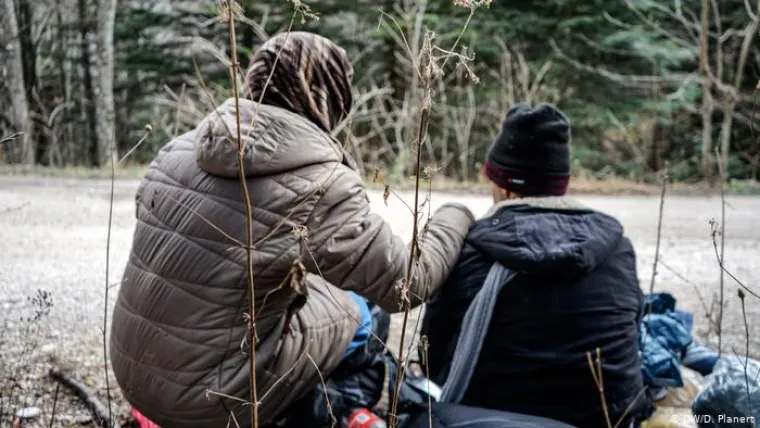 U BiH nitko ne želi ostati:
Na ovom području su četiri veća kampa IOM-a: Bira u Bihaću i Miral u Velikoj Kladu&scaron;i, gdje je smje&scaron;teno od 2.000 do 2.500 osoba, uglavnom mu&scaron;karaca. Tu su i kampovi Borići i Hotel Sedra u kojima je oko 350 ljudi. U njima su obitelji i maloljetnici koji putuju bez pratnje. Mu&scaron;karci ponekad smje&scaron;taj potraže i u ru&scaron;evinama ili u obližnjim &scaron;umama. U BiH nitko od njih ne želi ostati.