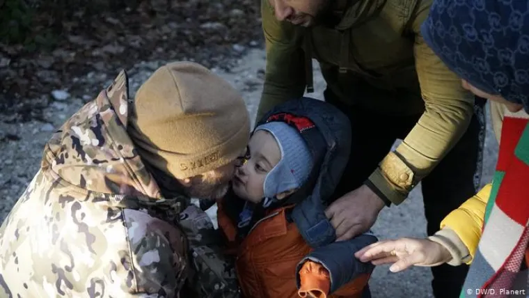 Poljubac malog Omara:
Mali Omar me prepoznao. Prije dva mjeseca upoznao sam njegovu obitelj na jednom seoskom putu. Oni su ratne izbjeglice iz Sirije. Sada su usred planine Plje&scaron;evice, na putu u EU, po velikoj hladnoći. Opskrbio sam ih osnovnim potrep&scaron;tinama. Na rastanku me Omar poljubio. Oti&scaron;li su dalje. Riskiraju život kako bi se domogli Europske unije.