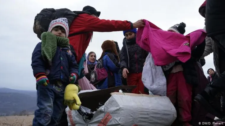 Batinanje na hrvatskoj granici:
Ovo dvoje djece ima temperaturu. Ukupno ih je sedmoro, najstarije ima devet godina. Njihovi roditelji u kratkim rečenicama pričaju o ratu u Siriji. Ali i o hrvatskim policajcima koji su ih tijekom vi&scaron;e poku&scaron;aja da se domognu EU-a uvijek tukli palicama i oduzimali im stvari. Gladni su, uznemireni i promrzli. Sami do Bihaća ne bi uspjeli stići prije mraka.