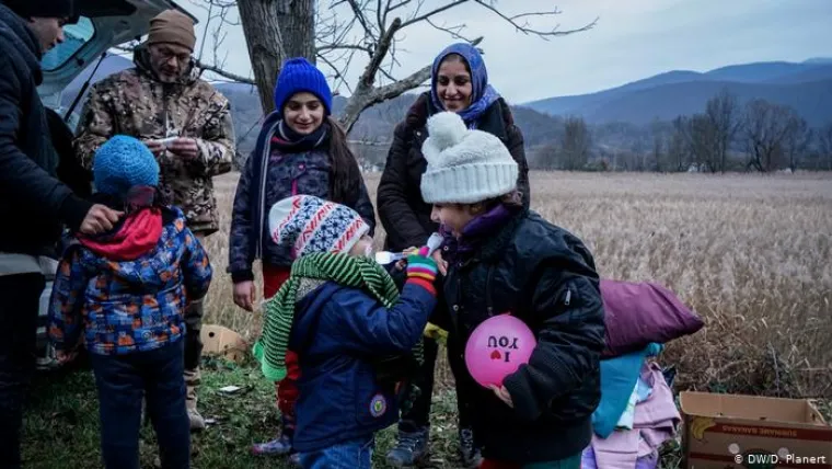 Promrzla i gladna djeca:
Ova sirijska obitelj protjerana je s hrvatske granice nazad u BiH. Na njih sam nai&scaron;ao u Lohovu. Proveli su vi&scaron;e dana u &scaron;umi, promrzli i gladni. Dvoje djece imalo je temperaturu. O tome sam informirao Dansko vijeće za izbjeglice i odmah ih opskrbio toplom odjećom, pokrivačima i hranom. Dva sata kasnije opet su bili na sigurnom.