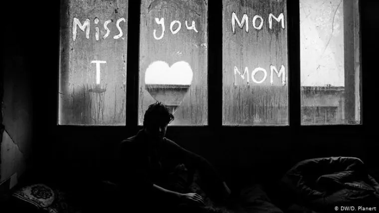 Mama, ne brini:
Sajed &scaron;epajući i oslanjajući se o &scaron;take svakoga dan prelazi nekoliko stotina metara od tvornice do jednog kafića. Tamo ima besplatan internet i može razgovarati s majkom u Afganistanu. &bdquo;Dobro sam&ldquo;, kaže. Njegov cilj je Italija. Majci ni&scaron;ta ne priča o svojoj nevolji, policijskom nasilju, gladi, hladnoći. &bdquo;To bi joj te&scaron;ko palo. Zato joj kažem da sam smje&scaron;ten u jednom kampu i da je sve u redu.&ldquo;