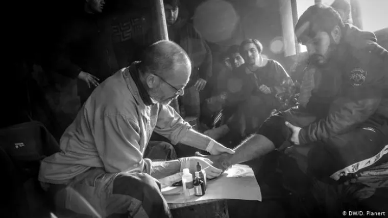 Dirk Planert čeka radnu vizu: 
Ra&scaron;id ima 20 godina i dolazi iz Afganistana. Tamo je, kaže, bio u talibanskom zatvoru. Na nozi mu se, zbog infekcije, otvorila prava rupa. Danima sam mu čistio i previjao ranu. On je u BiH ilegalni migrant, kao uostalom i ja. Prije nekoliko dana uhvatila me je Služba za strance. Duže od tri mjeseca sam u BiH. Sad čekam odluku o vizi i radnoj dozvoli. Možda ću čak morati napustiti zemlju.