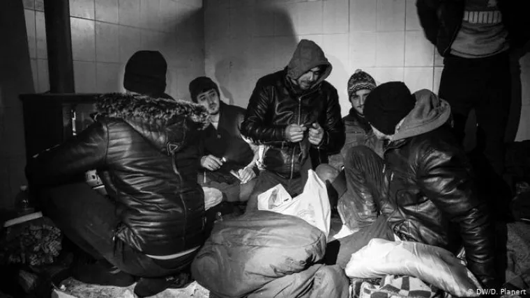 Jedina &bdquo;sigurna prostorija&ldquo;:
Preko puta staje za konje nalazio se restoran. Pro&scaron;log ljeta je izgorio. Iza njega je jedna mala prostorija u koju sam donio &scaron;tednjak, a na pod postavio stiropor i plastične ploče. To je ovdje jedina &bdquo;sigurna prostorija&ldquo;. Tu su me otkrili graničari. Pružanje humanitarne pomoći blizu granice je zabranjeno i službenici Granične policije BiH to tretiraju kao pomoć u prelasku granice.