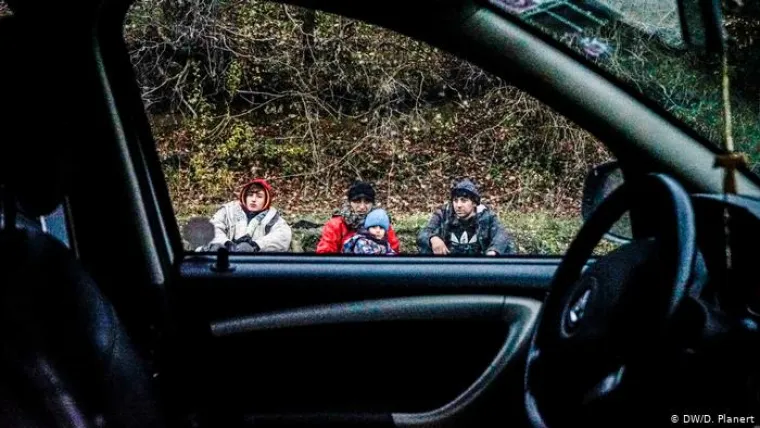 Lako je poznati one koje vrate s granice: 
Nekoliko sati hoda udaljeno od Bihaća je mjesto Lohovo. Kroz njega jedna utabana staza vodi prema granici. Tom stazom jedni se vraćaju nazad, a drugi idu dalje. Ili polaze ili ih vraćaju hrvatski graničari. Ova obitelj iz Iraka ilegalno je vraćena s granice. Jo&scaron; izdaleka se može prepoznati ide li netko prema granici ili se vraća. Prvi sa sobom nose prtljagu, a drugi uglavnom ne.