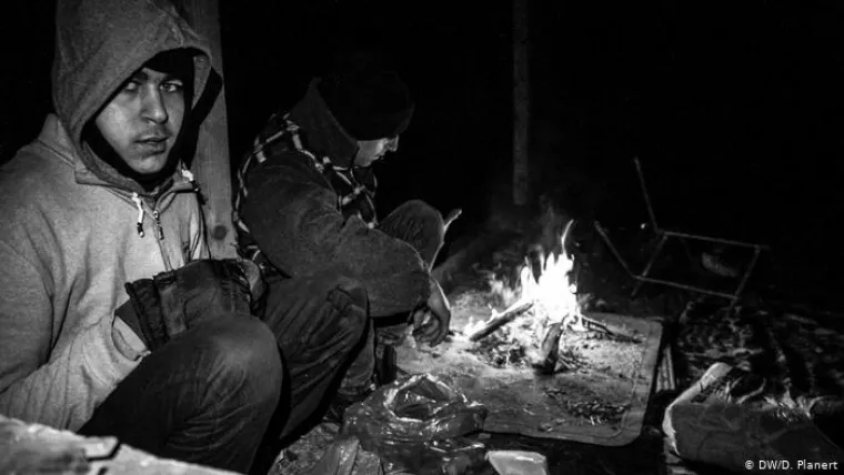 Spas u staji za konje:
Ovi mladići su prije mraka uspjeli doći do jedinog zdanja na putu kroz planinske vrleti. Sjede na tavanu staje za konje. &Scaron;umski radnici su zbog hladnoće i zime konje odveli u grad. Mladići s poda skidaju daske kako bi imali drva za vatru. Granica je odavde udaljena oko kilometar zračne linije. Kori&scaron;tenje prečica je nesigurno zbog minskih polja.
