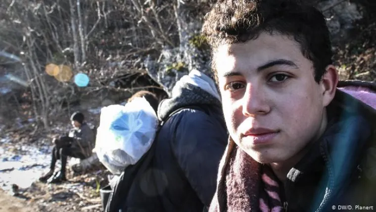 Upornost mladih Marokanaca:
Skupina od 20 mladića iz Maroka probija se jednom od rijetkih planinskih staza na Plje&scaron;evici. Većina njih na nogama ima poderane tenisice. Nitko od njih nema vreću za spavanje i nisu ponijeli skoro ni&scaron;ta za jelo. Nemaju čak ni baterijsku lampu, a oko 17 sati će se smračiti. Usprkos svemu tome oni poku&scaron;avaju domoći se Europske unije.