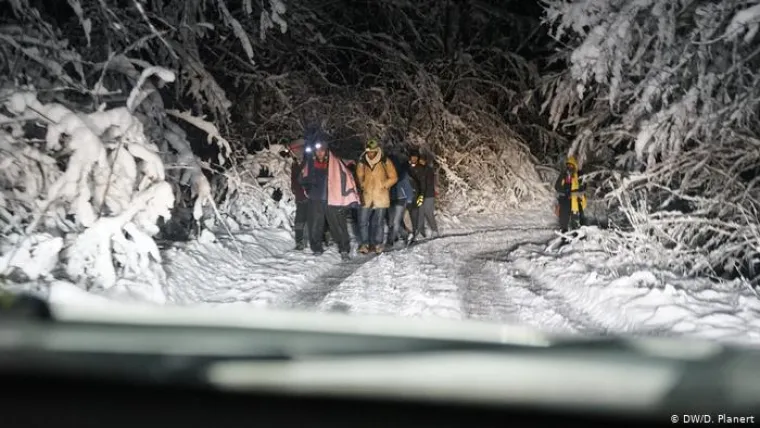 Kroz &scaron;umu punu mina:
Noć je na planini Plje&scaron;evici. Skupina izbjeglica jutros je krenula iz Bihaća i upustila se u &bdquo;igru&ldquo;. Sutra će poku&scaron;ati prijeći granicu. Iza njih je oko 18 kilometara napornog mar&scaron;a. Do granice s Europskom unijom moraju prijeći jo&scaron; deset kilometara. Temperatura se spustila znatno ispod nule. Oni koji skrenu sa staze riskiraju ulazak u minsko polje. Lokalni lovci upozoravaju da u &scaron;umi ima medvjeda.