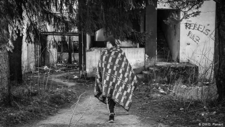 Zimovanje u ru&scaron;evini:
Ovaj migrant provodi zimu u ru&scaron;evini. Da se tu nalazio i tijekom ljeta, policija bi ga brzo uhvatila i deportirala u Vučjak ili u Sarajevo. Sada se malo progleda kroz prste, odnosno većinu migranata nitko ne dira. I u samom gradu se osjeća da je situacija opu&scaron;tenija. Bihać se već treću godinu zaredom, kao &bdquo;usko grlo Balkanske rute&ldquo;, nosi s tim problemom.