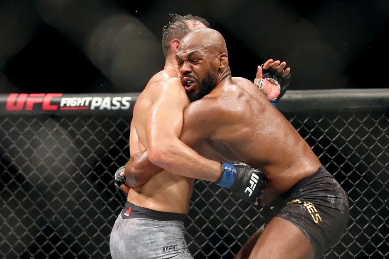 [FOTO] DRAMA U PET ČINOVA: Pogledajte kako je izgledao brutalan obračun Jonesa i Reyesa za naslov UFC-ovog prvaka