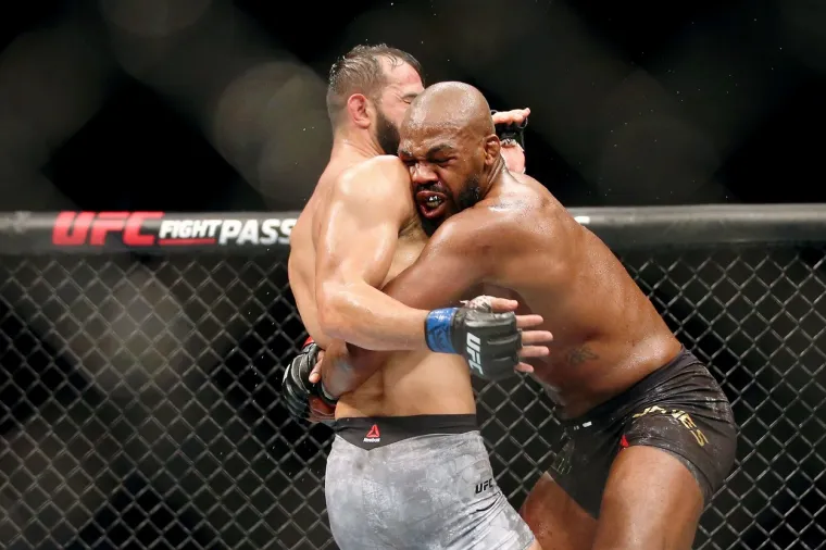 [FOTO] DRAMA U PET ČINOVA: Pogledajte kako je izgledao brutalan obračun Jonesa i Reyesa za naslov UFC-ovog prvaka