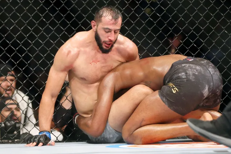 [FOTO] DRAMA U PET ČINOVA: Pogledajte kako je izgledao brutalan obračun Jonesa i Reyesa za naslov UFC-ovog prvaka
