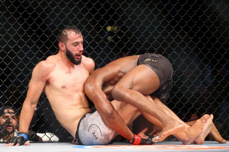 [FOTO] DRAMA U PET ČINOVA: Pogledajte kako je izgledao brutalan obračun Jonesa i Reyesa za naslov UFC-ovog prvaka