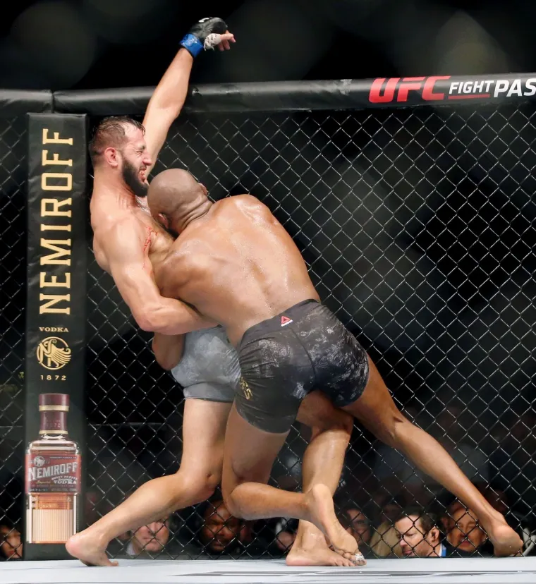 [FOTO] DRAMA U PET ČINOVA: Pogledajte kako je izgledao brutalan obračun Jonesa i Reyesa za naslov UFC-ovog prvaka