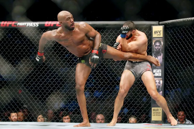 [FOTO] DRAMA U PET ČINOVA: Pogledajte kako je izgledao brutalan obračun Jonesa i Reyesa za naslov UFC-ovog prvaka