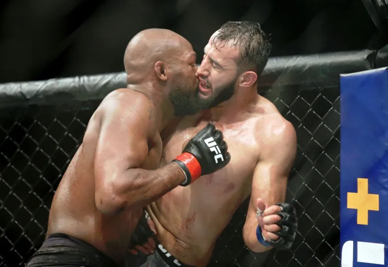 [FOTO] DRAMA U PET ČINOVA: Pogledajte kako je izgledao brutalan obračun Jonesa i Reyesa za naslov UFC-ovog prvaka