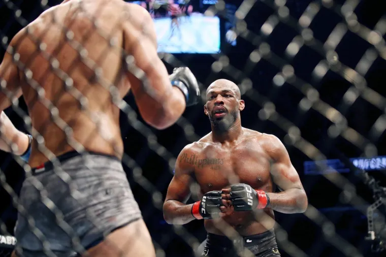 Jednoglasnom sudačkom odlukom nakon pet neizvjesnih rundi Jon Jones slavio je protiv Dominika Reyesa i  obranio je titulu polute&scaron;ka&scaron;kog UFC prvaka. Pritom je na  eventu održanom u Houstonu postao rekorder po broju pobjeda u borbama za naslov (14). Također, izjednačio se s Demetriousim Johnsonom na vrhu boraca s najvi&scaron;e obrana naslova (11). S 20 pobjeda u jednoj diviziji postao je prvi UFC-ov borac u povijesti koji je to postigao.