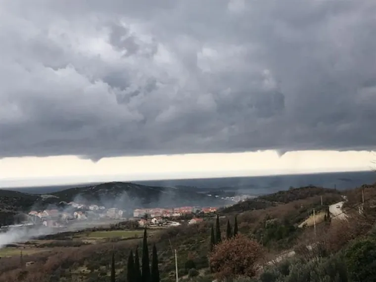 U Dubrovniku pijavice i funeli: Očekuje se pravo nevrijeme!