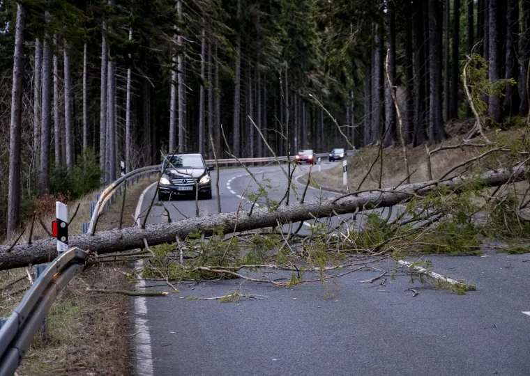 Smrt u Sloveniji, otkazani letovi, nestala struja, auto propao u rupu: Stravična oluja pogodila Europu!