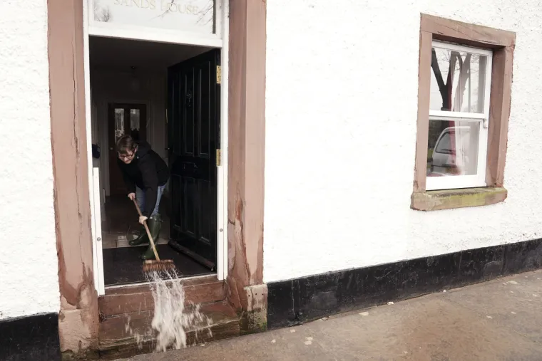 Smrt u Sloveniji, otkazani letovi, nestala struja, auto propao u rupu: Stravična oluja pogodila Europu!