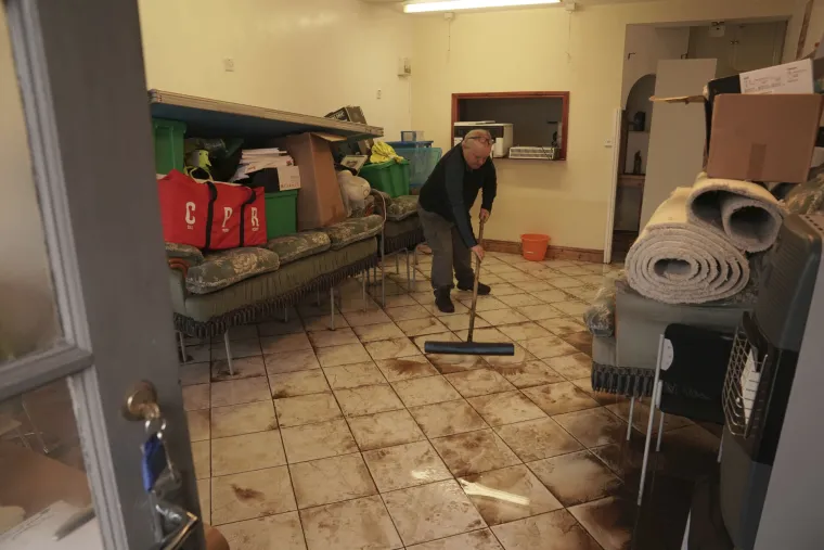 Smrt u Sloveniji, otkazani letovi, nestala struja, auto propao u rupu: Stravična oluja pogodila Europu!