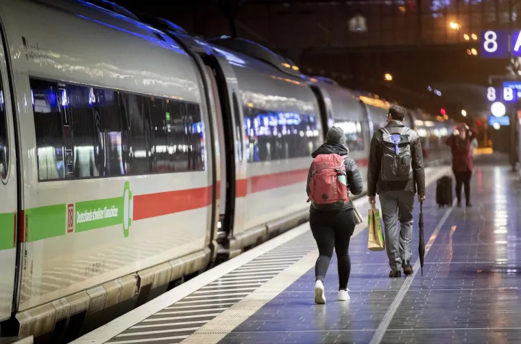 Smrt u Sloveniji, otkazani letovi, nestala struja, auto propao u rupu: Stravična oluja pogodila Europu!