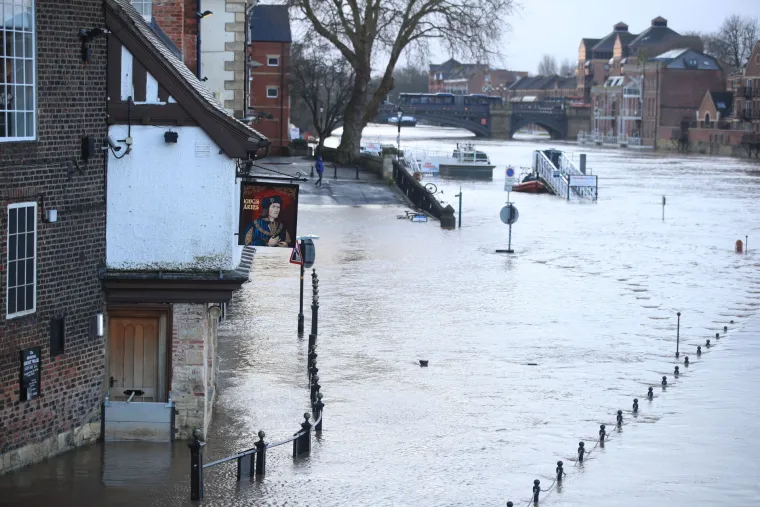 Smrt u Sloveniji, otkazani letovi, nestala struja, auto propao u rupu: Stravična oluja pogodila Europu!
