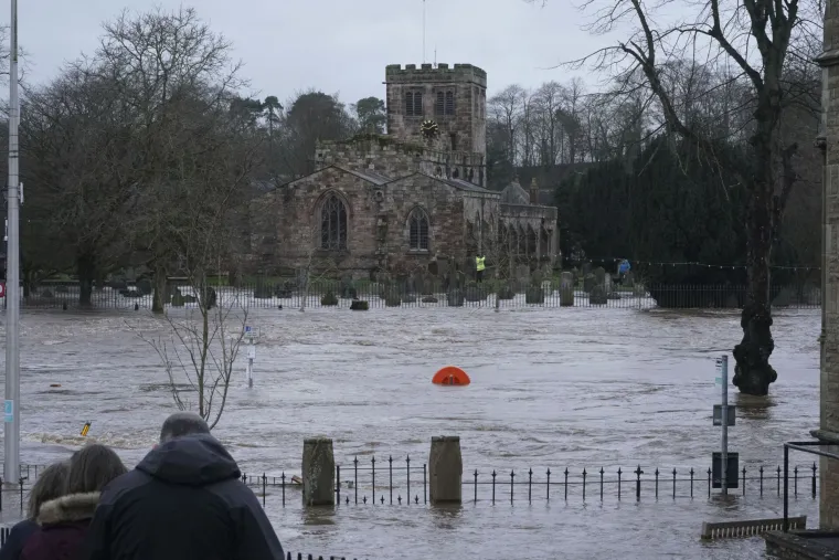 Smrt u Sloveniji, otkazani letovi, nestala struja, auto propao u rupu: Stravična oluja pogodila Europu!