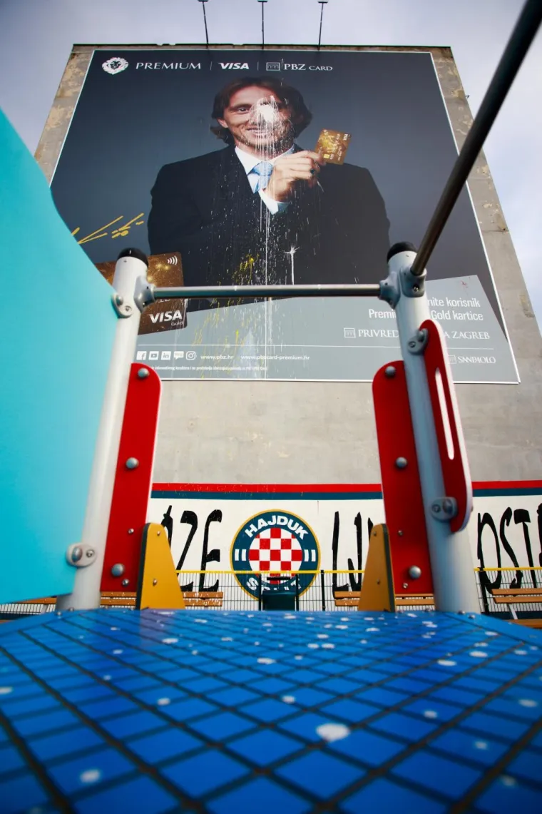 Divlja&scaron;tvo u Splitu: Modrićev plakat zasuli kantom boje, stradalo i dječje igrali&scaron;te