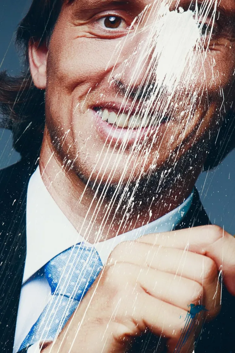 Divlja&scaron;tvo u Splitu: Modrićev plakat zasuli kantom boje, stradalo i dječje igrali&scaron;te