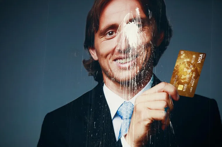 Divlja&scaron;tvo u Splitu: Modrićev plakat zasuli kantom boje, stradalo i dječje igrali&scaron;te