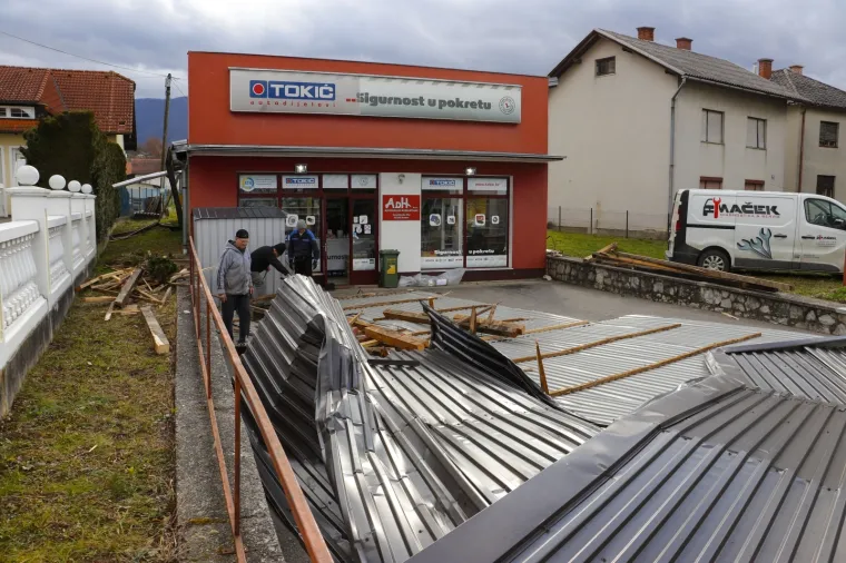 Vjetar uni&scaron;tio krovove