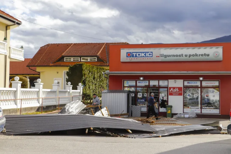 Vjetar uni&scaron;tio krovove