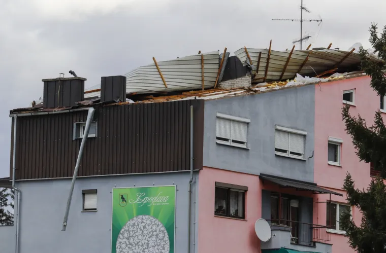 Vjetar uni&scaron;tio krovove