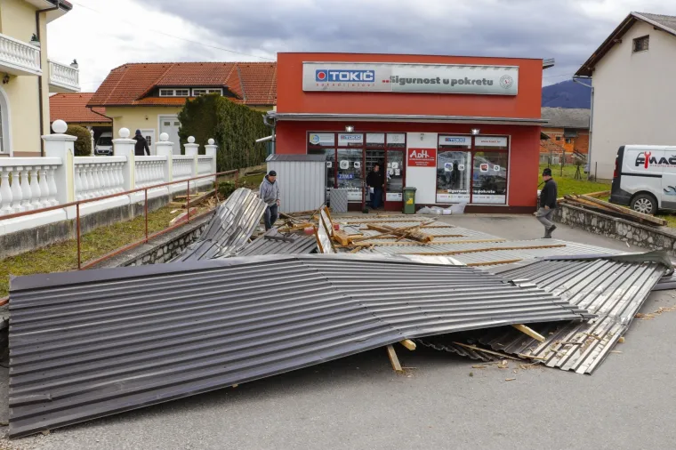 Vjetar uni&scaron;tio krovove