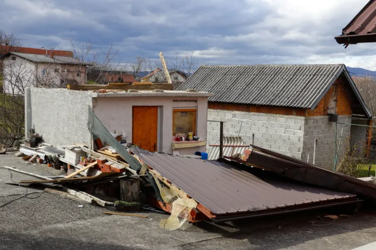 Vjetar uni&scaron;tio krovove