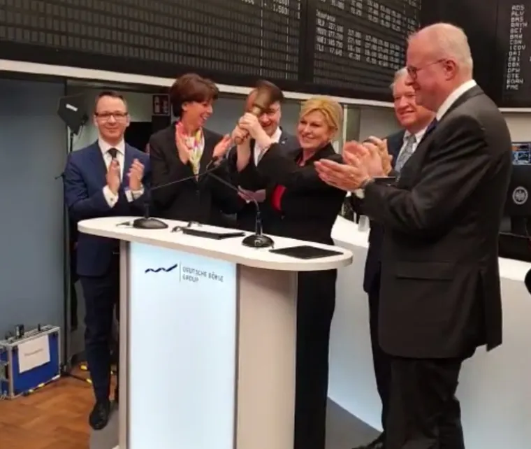Opće odu&scaron;evljenje i pljesak: Pogledajte kako je predsjednica zazvonila na burzi u Frankfurtu!