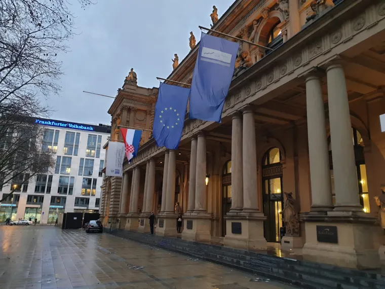 Opće odu&scaron;evljenje i pljesak: Pogledajte kako je predsjednica zazvonila na burzi u Frankfurtu!