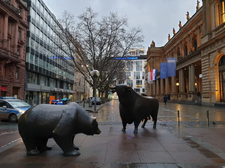 Opće odu&scaron;evljenje i pljesak: Pogledajte kako je predsjednica zazvonila na burzi u Frankfurtu!