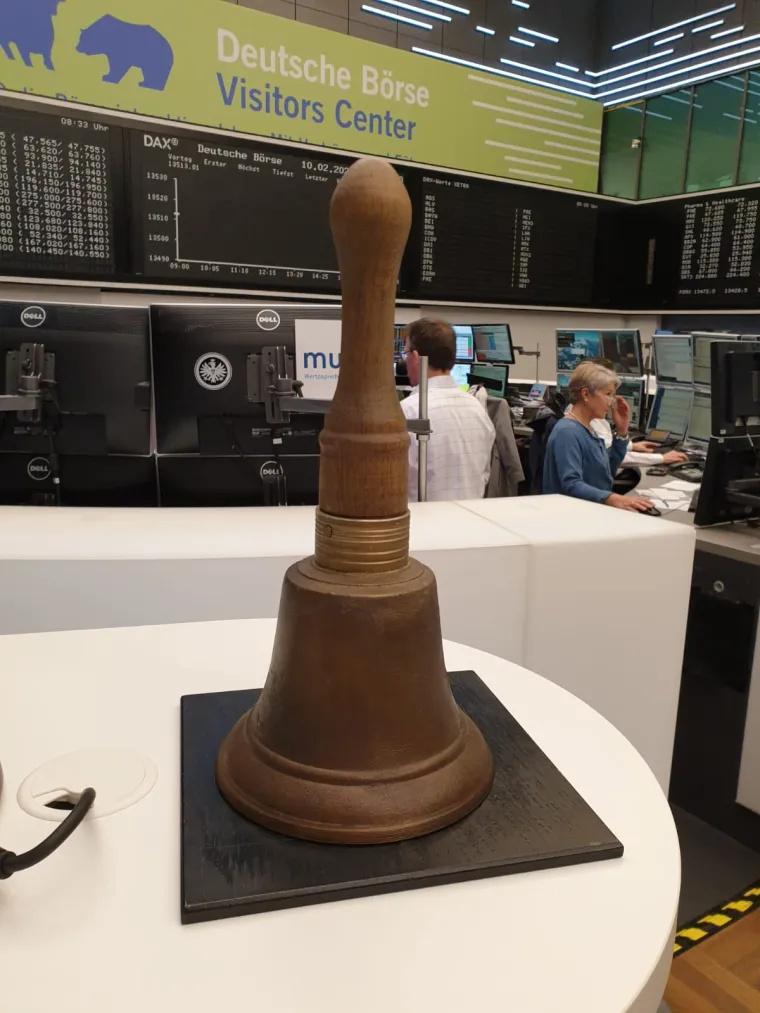 Opće odu&scaron;evljenje i pljesak: Pogledajte kako je predsjednica zazvonila na burzi u Frankfurtu!