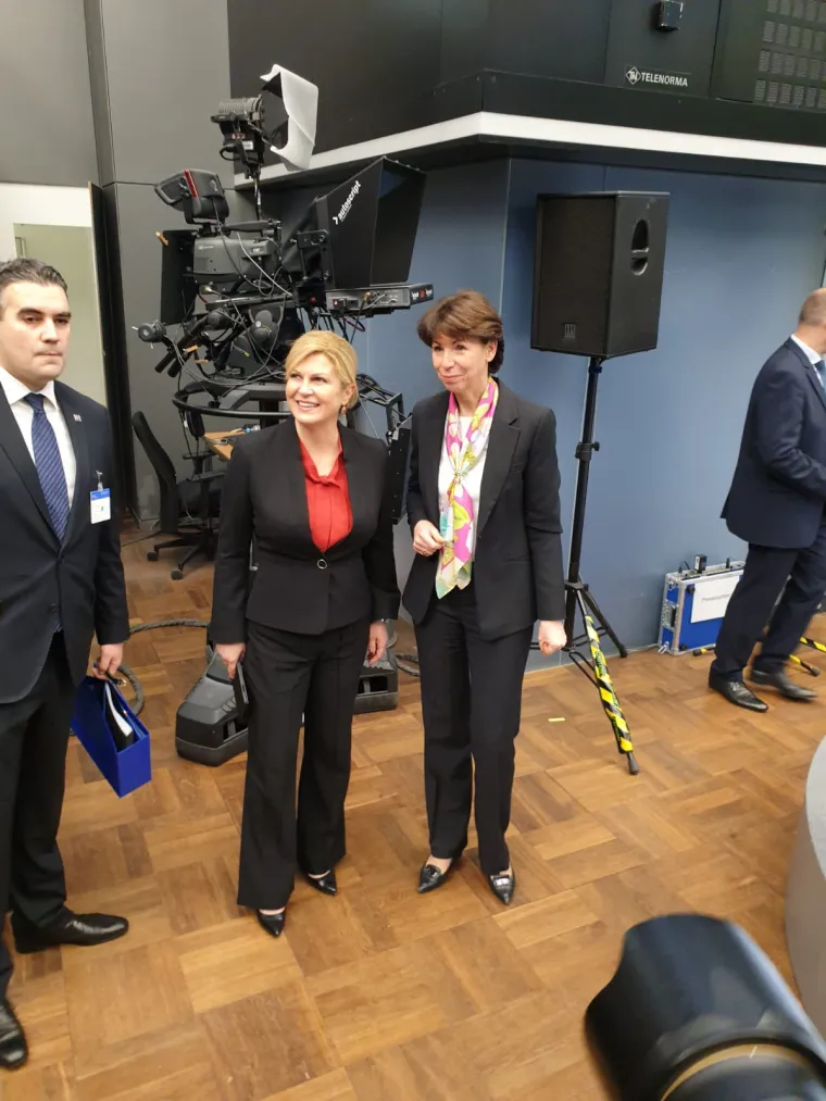 Opće odu&scaron;evljenje i pljesak: Pogledajte kako je predsjednica zazvonila na burzi u Frankfurtu!