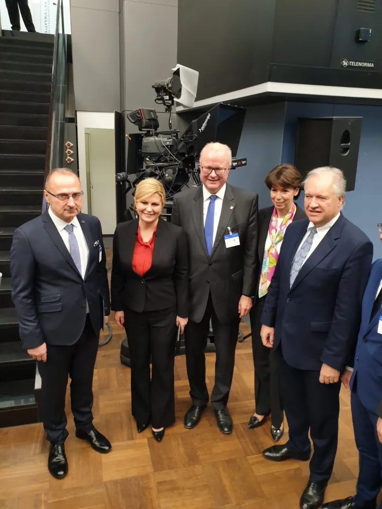 Opće odu&scaron;evljenje i pljesak: Pogledajte kako je predsjednica zazvonila na burzi u Frankfurtu!