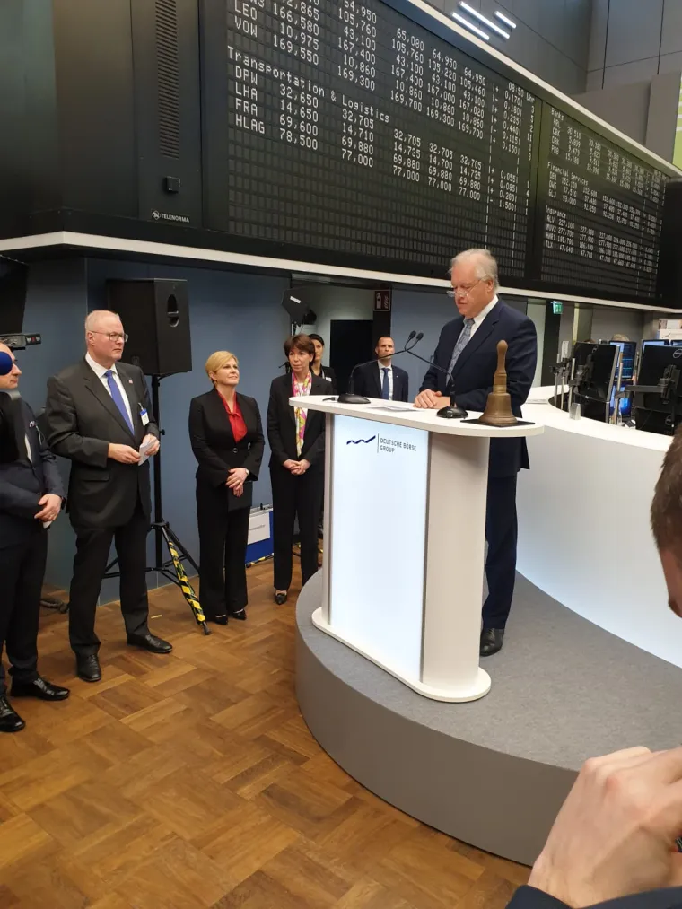 Opće odu&scaron;evljenje i pljesak: Pogledajte kako je predsjednica zazvonila na burzi u Frankfurtu!