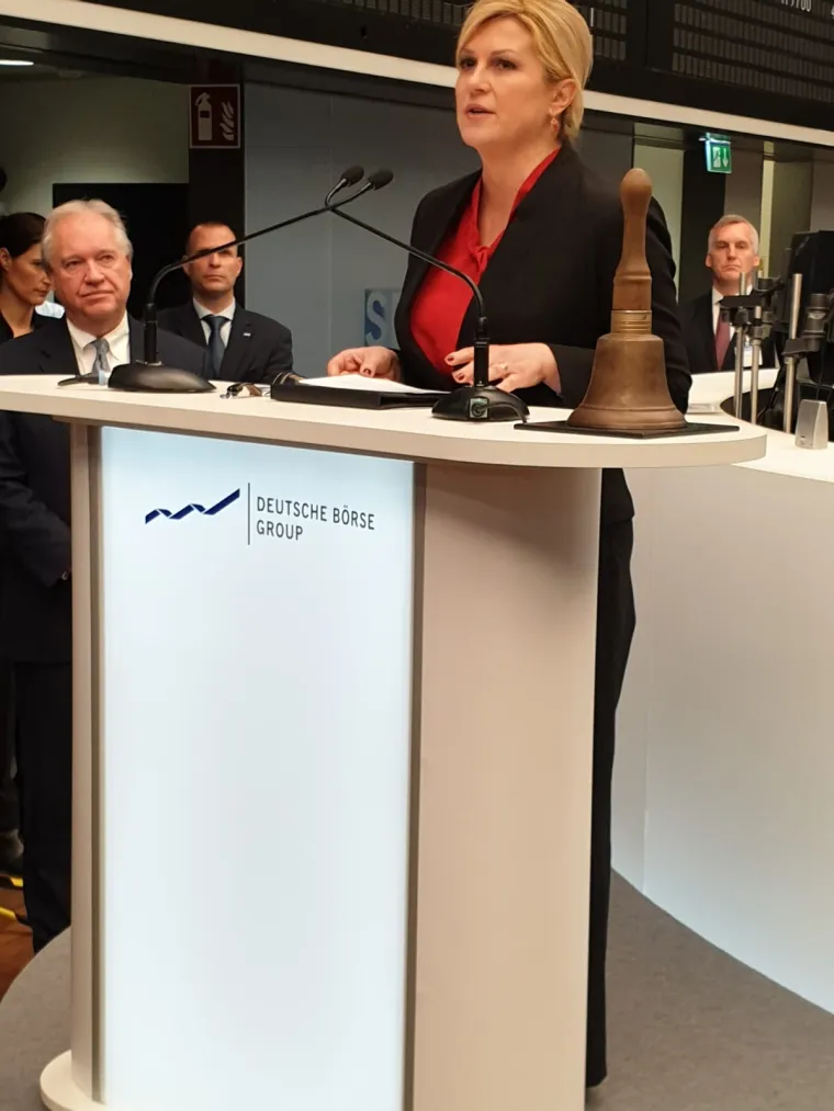 Opće odu&scaron;evljenje i pljesak: Pogledajte kako je predsjednica zazvonila na burzi u Frankfurtu!
